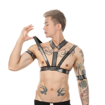 Мъжките секси мускули показват голям метален пръстен гърдите с тесни дрехи с пайети Презрамки с пайети Oubendi облекло