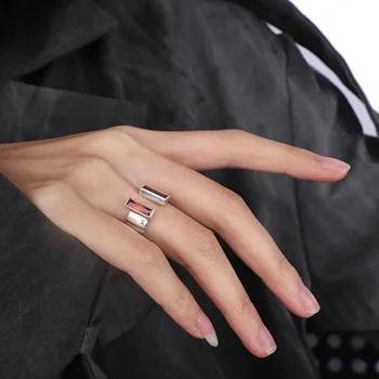 Пънк хип-хоп личностен дизайн Червен кристал инкрустиран отворен регулиране кръгли пръстени за мъже жени мода бижута парти 2023