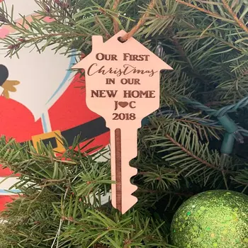 персонализиран текст гравиране дърво Нашата първа Коледа в новия ни домашен орнамент- персонализиран подарък - закачалки за подаръци за дома