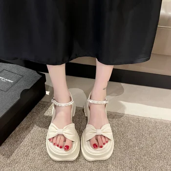 2023 Модни обувки за жени Перлена катарама каишка Дамски сандали Кратки плажни сандали Жени Пеперуда-възел обувки Дами Сапатос