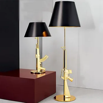 Дизайнер Gold Gun Light Creative AK47 Подова лампа за хол Ъглова спалня Магазин Вътрешен декор Модерна LED нощна лампа