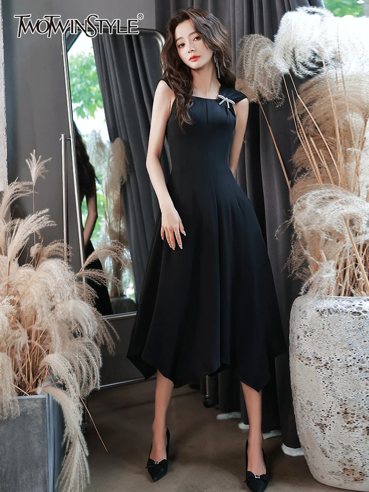 TWOTWINSTYLE елегантна черна рокля за жени квадратна яка без ръкави висока талия твърди пачуърк Bowknot Midi рокли женски стил